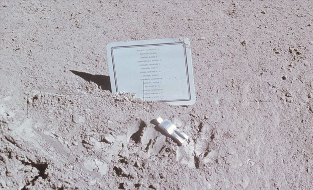 阿波罗15号在1971年执行任务时，将所有为登月和载人航天牺牲的伟大宇航员名单，留在了月球表面，人类仅此一份的独特墓志铭，还有一个倒下的宇航员雕塑作品。这个名单不分国籍，英雄不问出处。（图片来源：NASA）